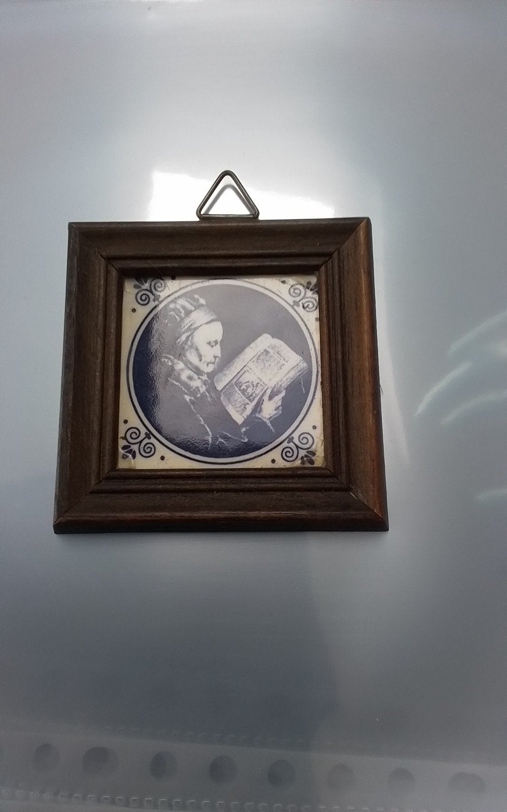 Delfts Blauw Tegeltje in Houten Lijst - Lezende Vrouw 7 cm, Antiek en Kunst, Ophalen