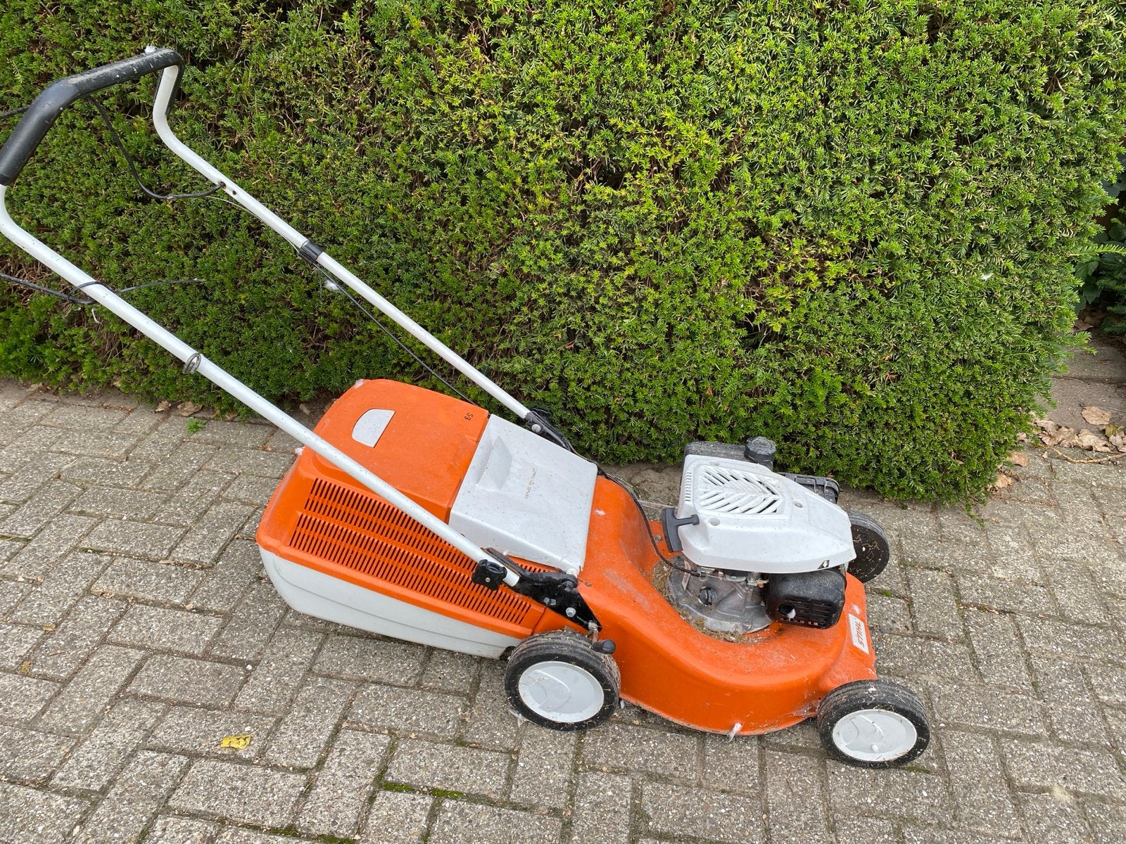 Stihl Benzine Grasmaaier - Goed Onderhouden, Tuin en Terras, Cirkelmaaier, Gebruikt, Ophalen of Verzenden, Opvangbak