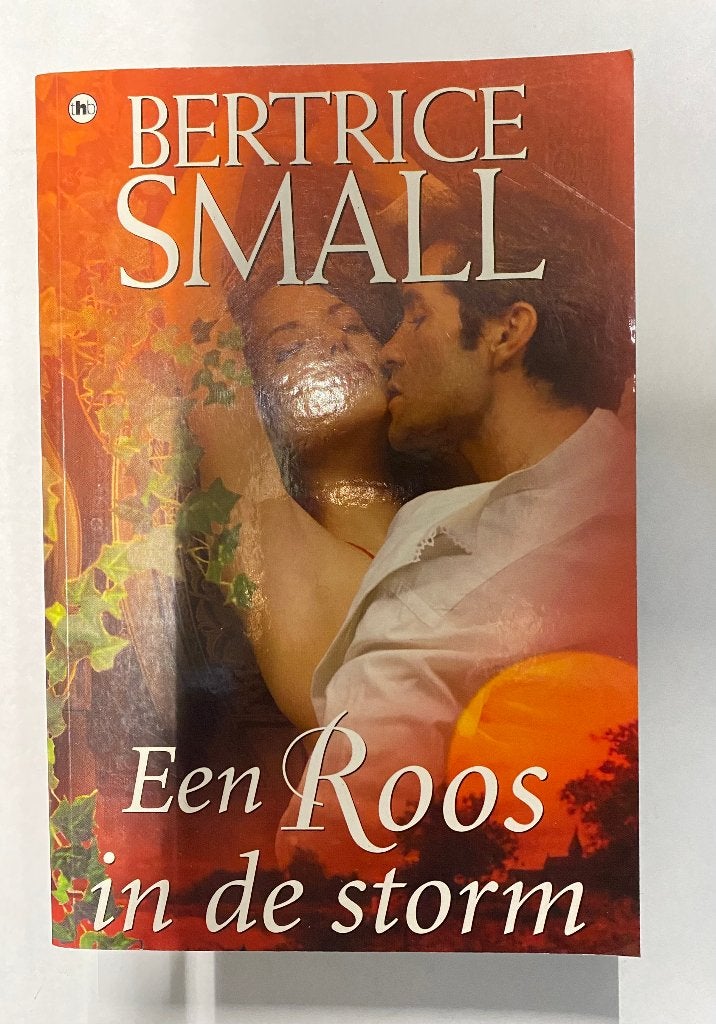 Boek - 846 - Een roos in de storm - Bertrice Small, Ophalen of Verzenden, Zo goed als nieuw