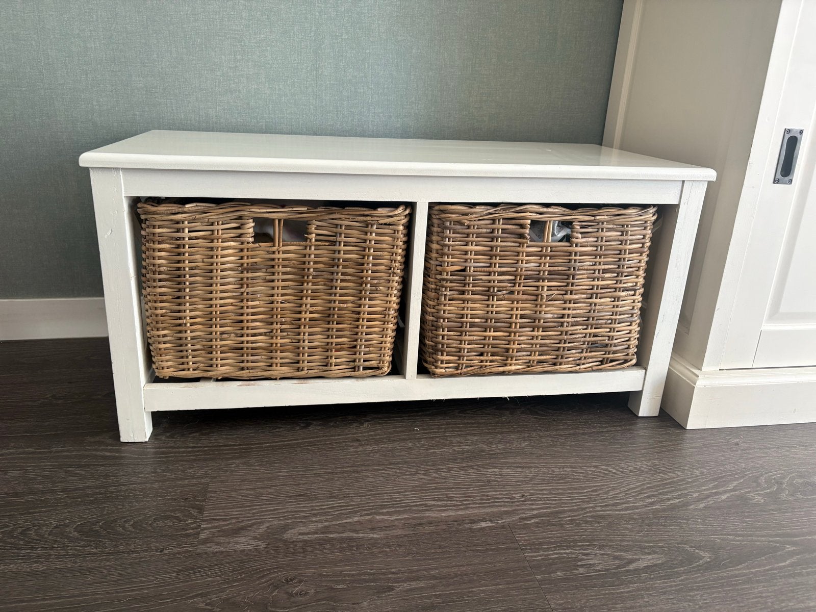 Witte bijzettafel met opbergmanden, Huis en Inrichting, Gebruikt, Landelijk, 75 cm of meer, Rechthoekig