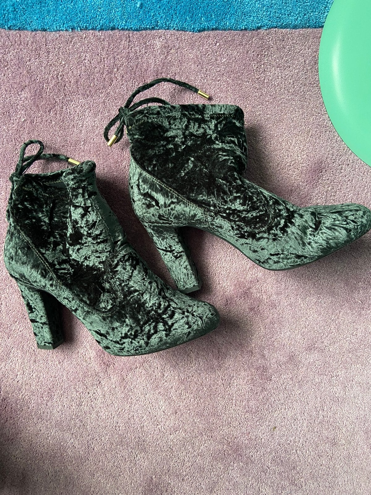 Laarsje groen fluweel Unisa hak 10 cm maat 37, Kleding | Dames, Schoenen, Lage of Enkellaarzen, Ophalen of Verzenden, Zo goed als nieuw
