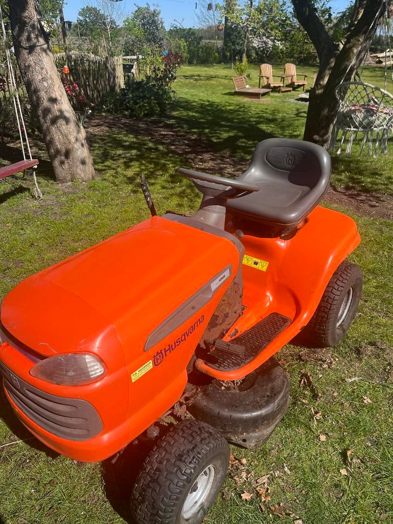 Husqvarna LT151 Zitmaaier - Krachtige Tuinmachine, Tuin en Terras, Grasmaaiers, Ophalen, Cirkelmaaier, Gebruikt, Benzine-grasmaaier