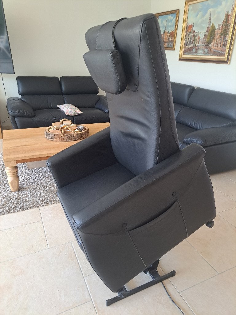 Electrisch bediende sta op stoel zwart leer, Huis en Inrichting, Fauteuils, Ophalen, Gebruikt, Strak modern model, 50 tot 75 cm
