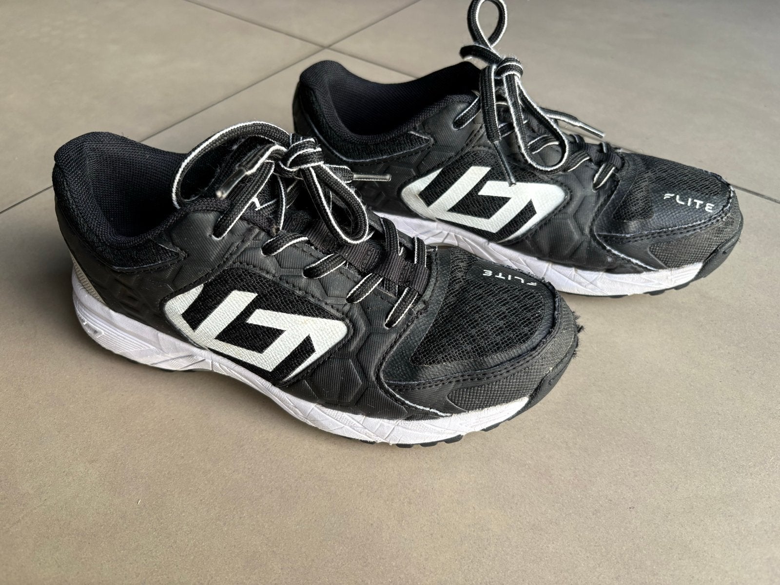 Brabo Flite hockeyschoenen maat 34 - Goede staat, Sport en Fitness, Hockey, Ophalen of Verzenden, Zo goed als nieuw, Schoenen