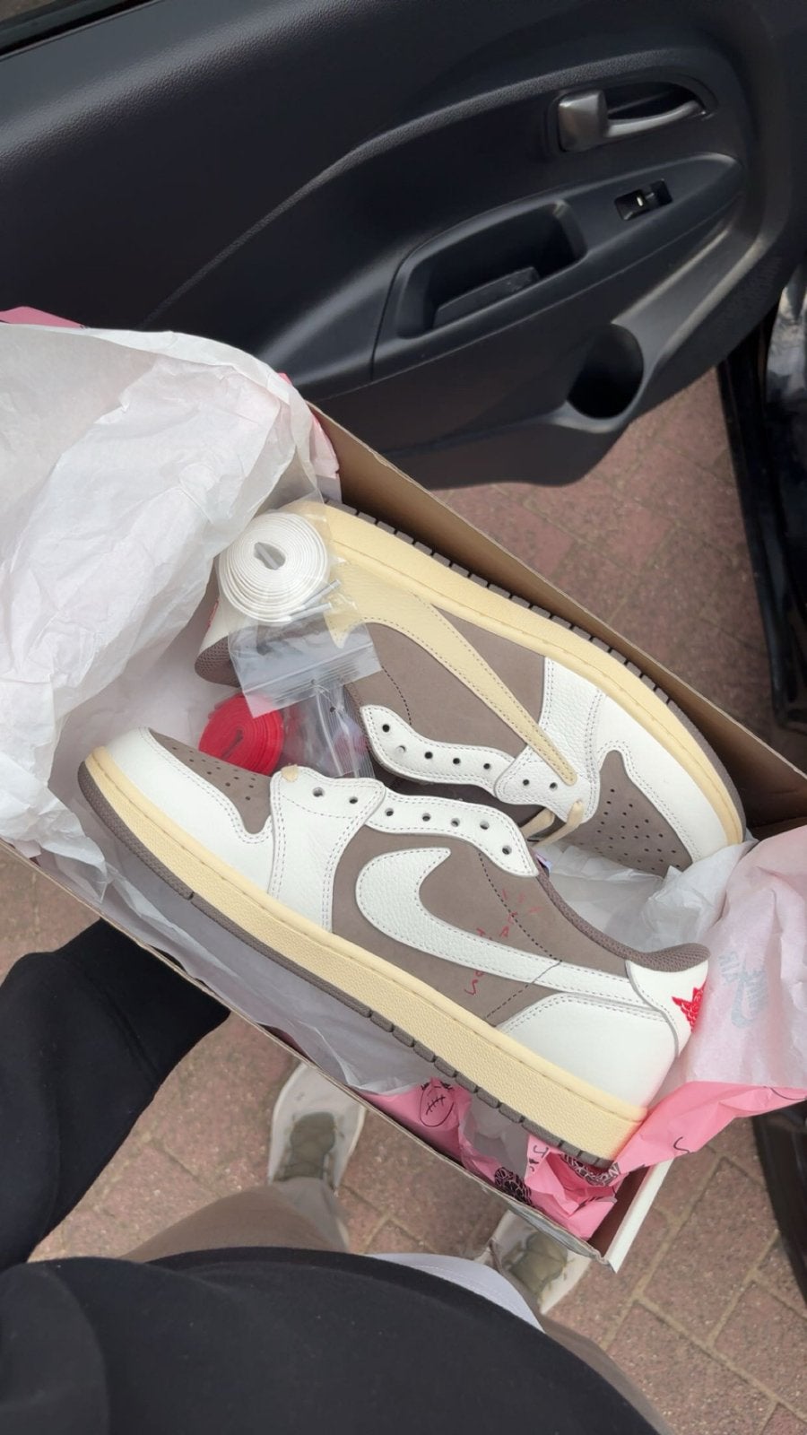 Travis Scott x Air Jordan 1 Low Reverse Mocha - Maat 44, Bruin, Nieuw, Ophalen of Verzenden, Sneakers of Gympen