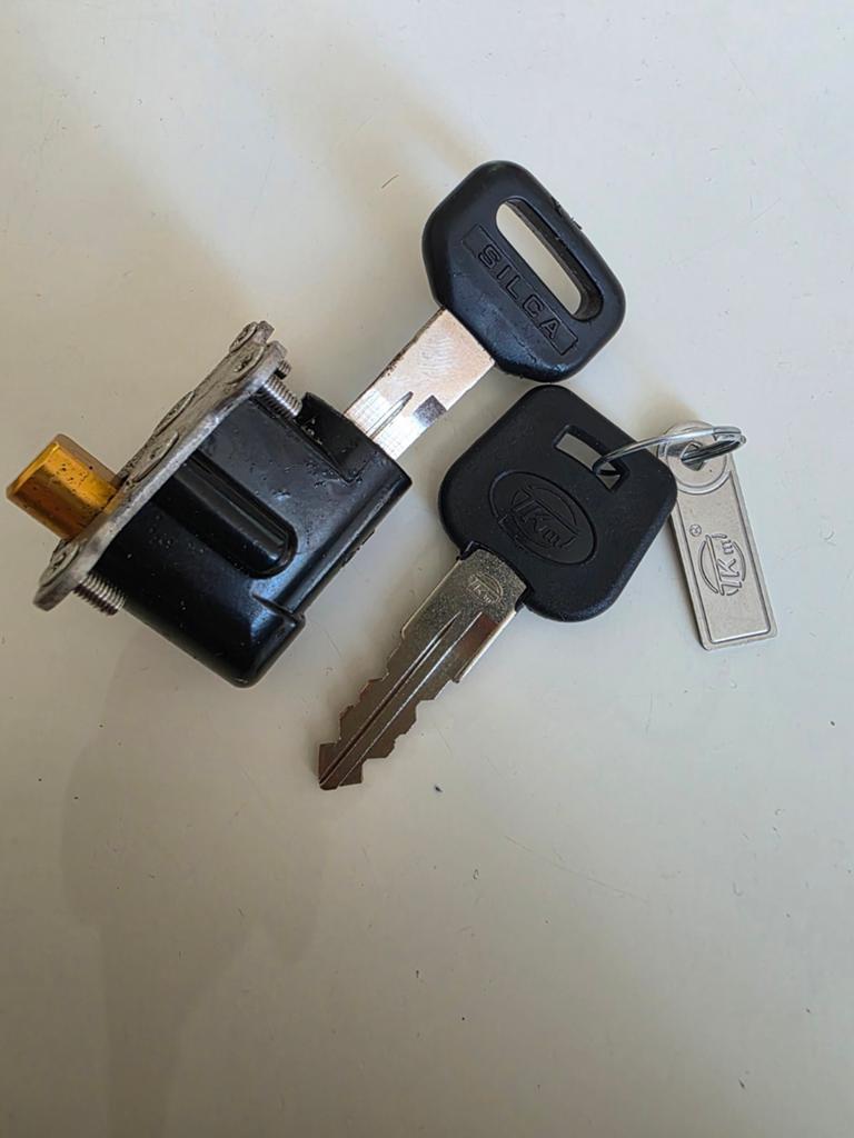 Accu sleutel battery key lock with two keys, Fietsen en Brommers, Ophalen of Verzenden, Zo goed als nieuw, Kettingslot