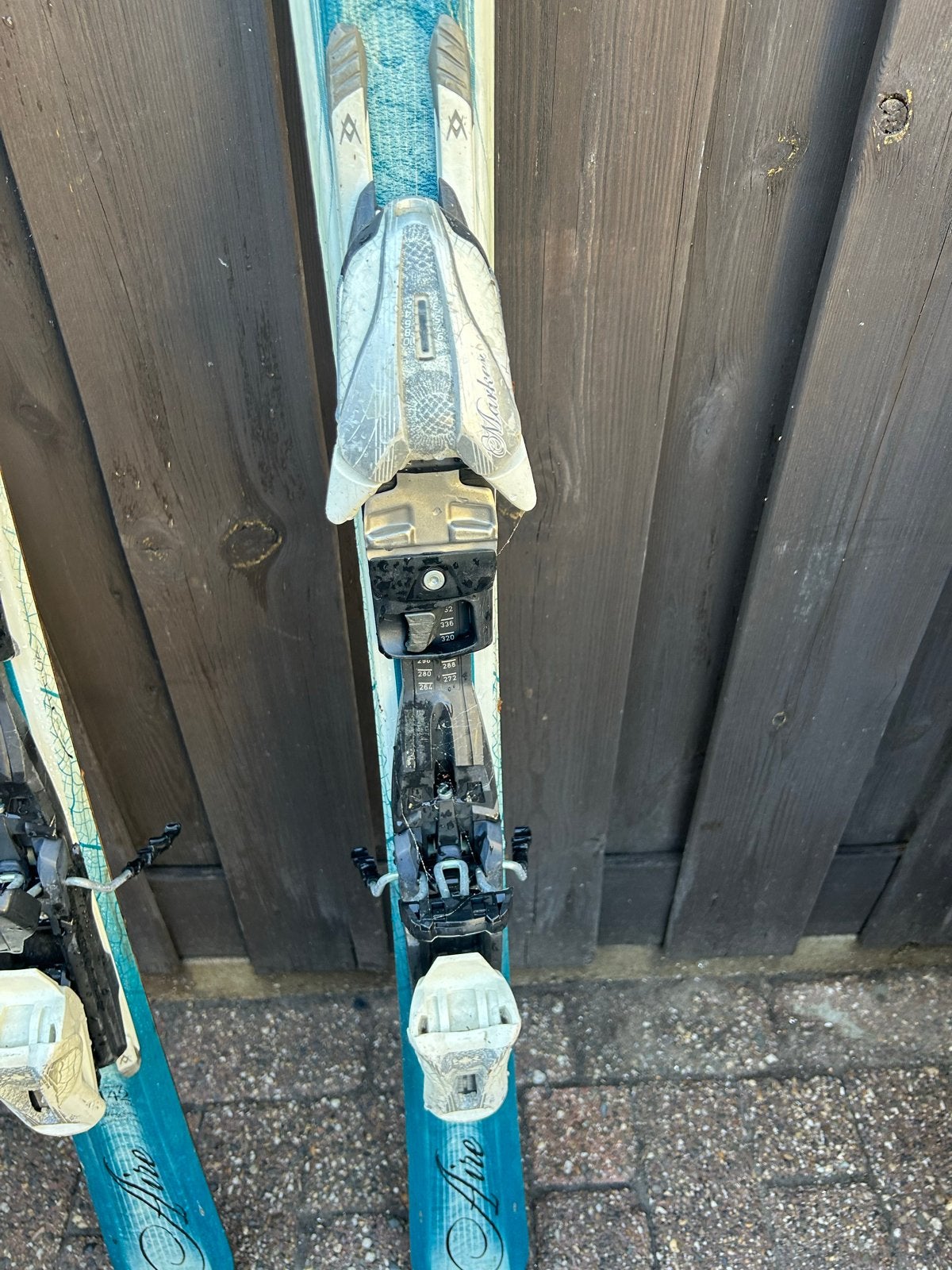 Völkl Aura ski's met Marker bindingen en skistokken, Sport en Fitness, 160 tot 180 cm, Gebruikt, Skiën, Ski's