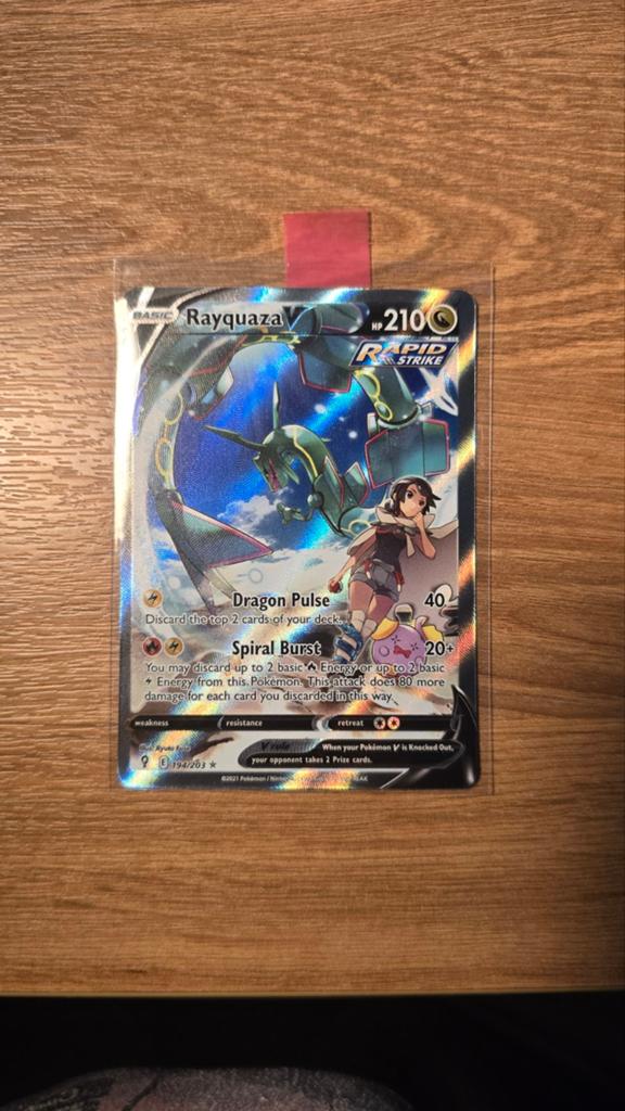 Rayquaza V (Evolving Skies), Hobby en Vrije tijd, Verzamelkaartspellen | Pokémon, Ophalen of Verzenden, Zo goed als nieuw, Losse kaart