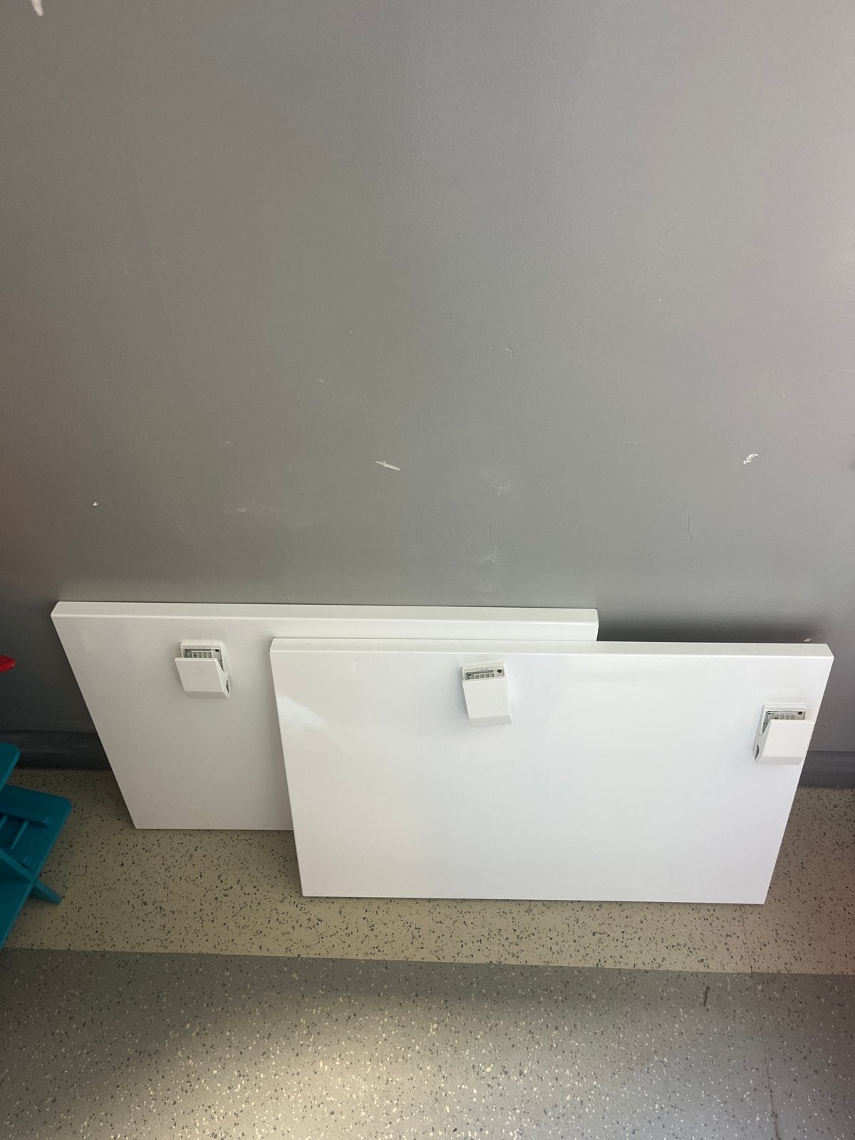 2x IKEA SVENSÅS magneetbord met klemmen, Ophalen, Zo goed als nieuw, Wit, Metaal