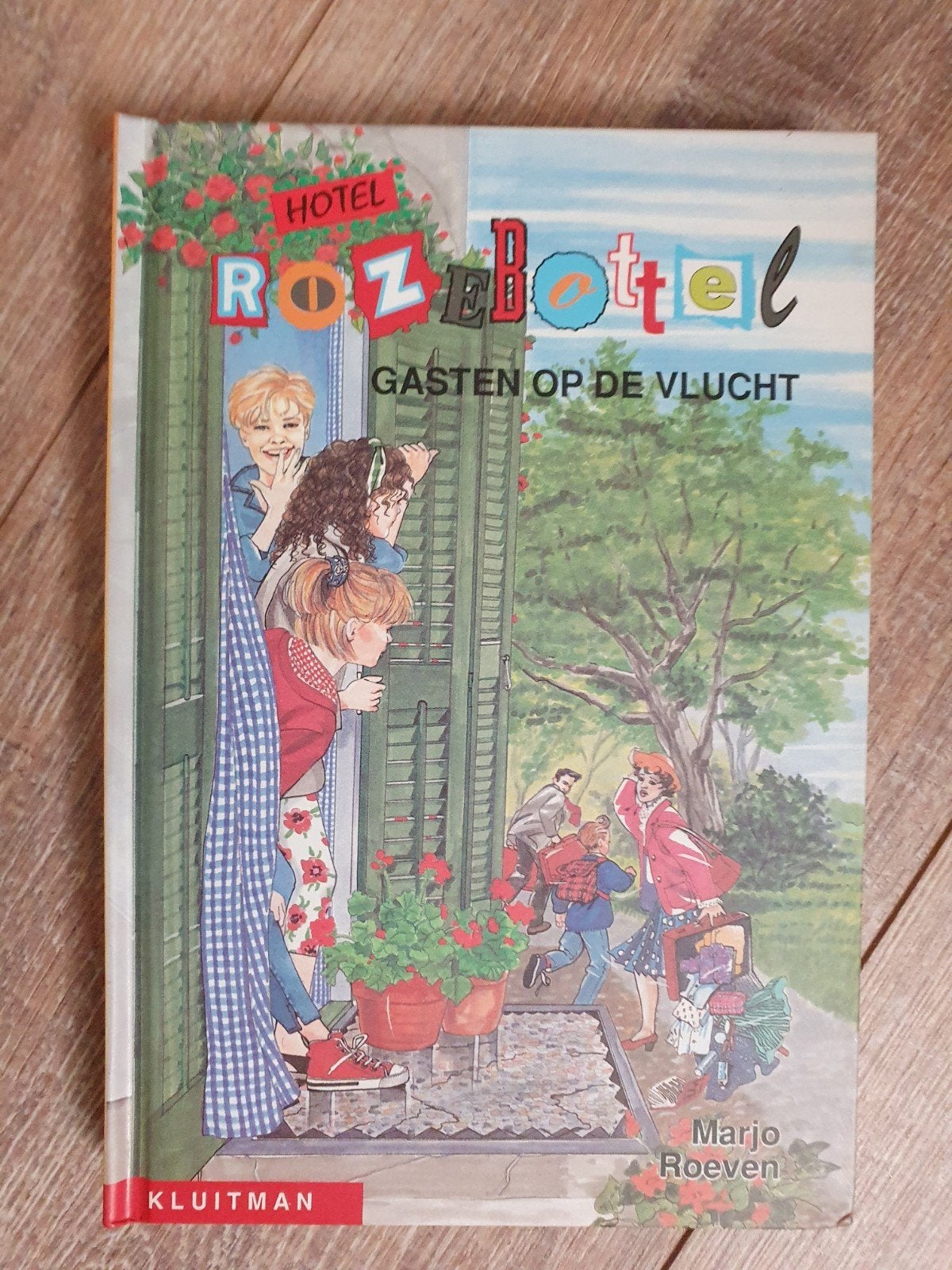 Hotel Rozebottel: Gasten op de Vlucht - Mario Roeven, Ophalen of Verzenden, Zo goed als nieuw, Mario Roeven, Fictie