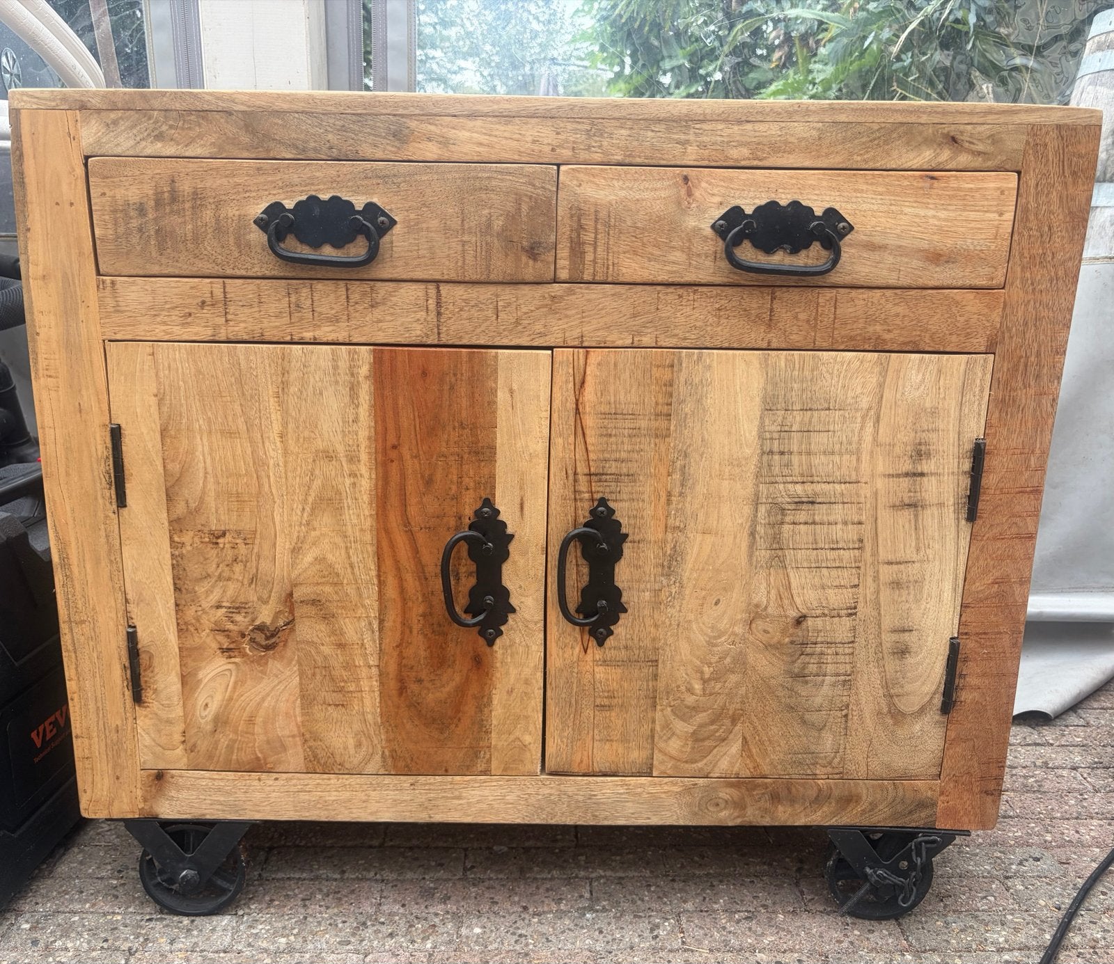 Stoer mangohouten kastje op wielen, Huis en Inrichting, Ophalen, Gebruikt, 50 tot 100 cm, Met lade(s)