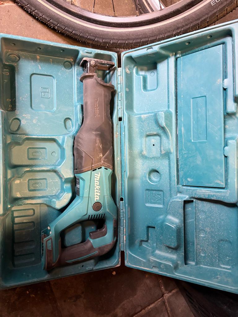 Makita Reciprozaag in koffer, Gebruikt, 70 mm of meer, 600 tot 1200 watt, Ophalen of Verzenden