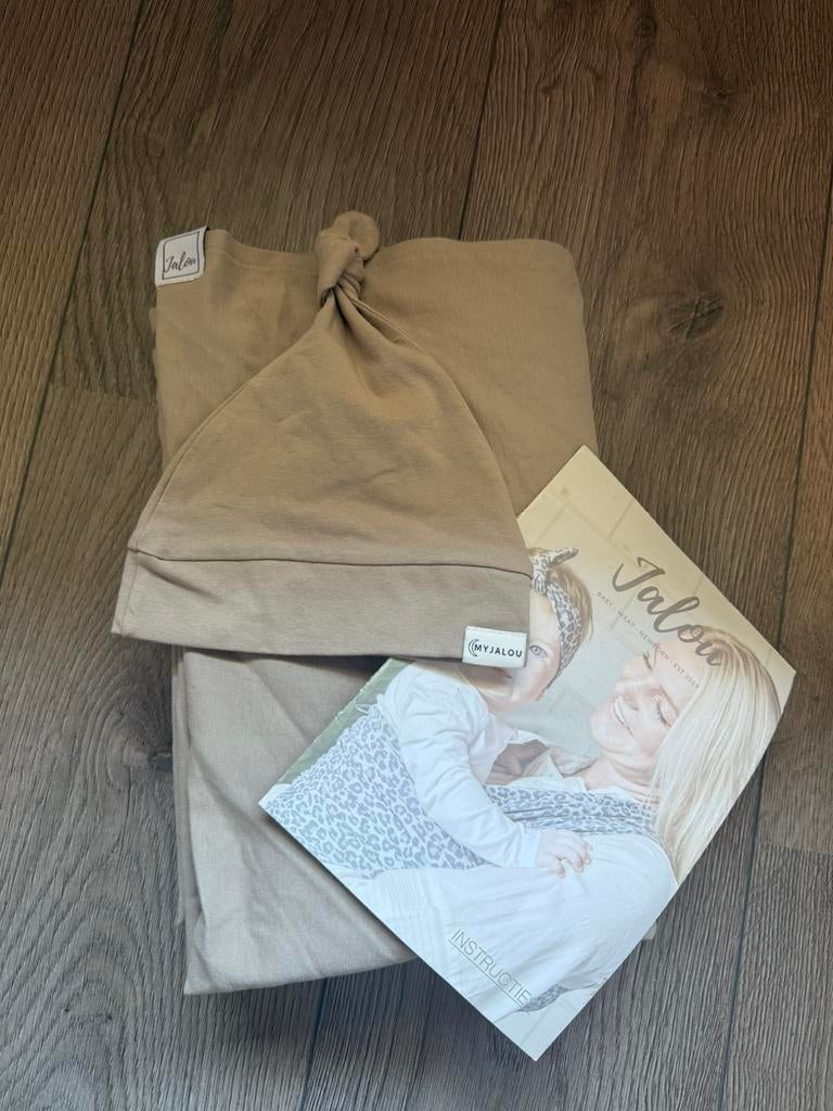 Jalou draagdoek + mutsje in de kleur Sandy Sand, Ophalen of Verzenden, Zo goed als nieuw, Draagdoek, Overige merken