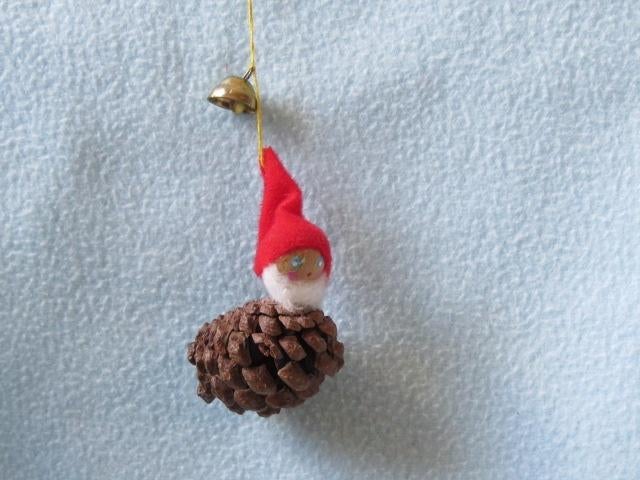 Vintage Zweedse kerstboomhanger kerstman denneappel belletje, Diversen, Kerst, Zo goed als nieuw, Ophalen of Verzenden