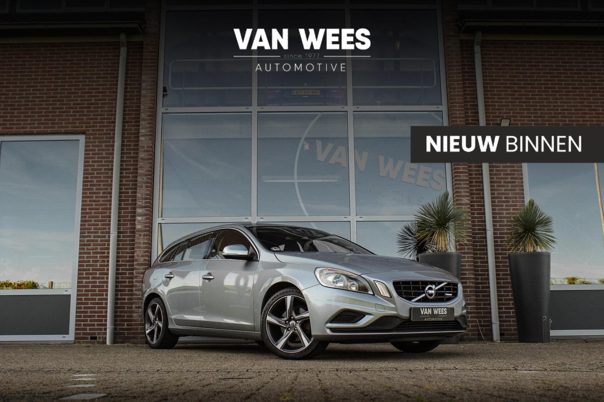 Volvo V60 1.6 T3 R-Design | 2e eigenaar | Origineel Nederlan, Gebruikt, Zwart, 4 cilinders, 150 pk