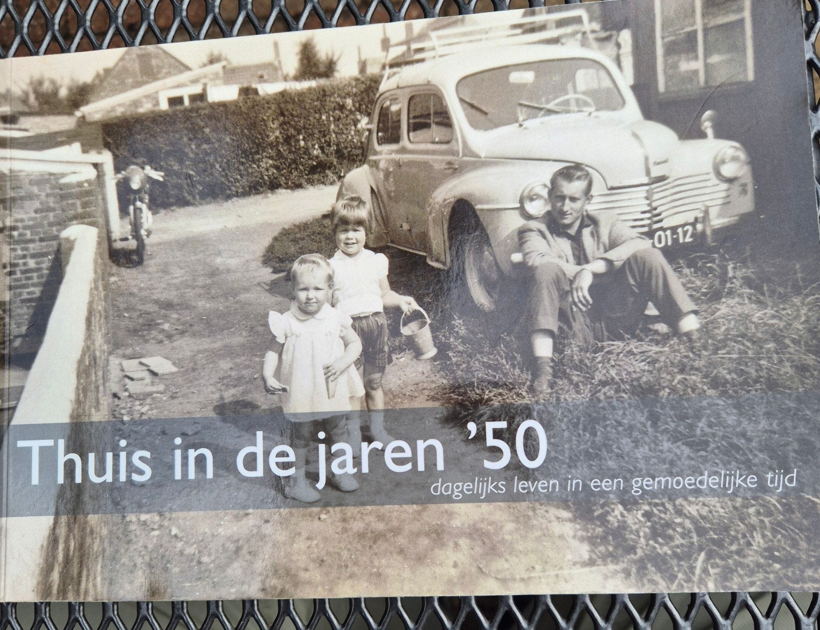 Thuis in de jaren '50 - Dagelijks leven foto's, Ophalen of Verzenden, 20e eeuw of later, Gelezen, Onbekend