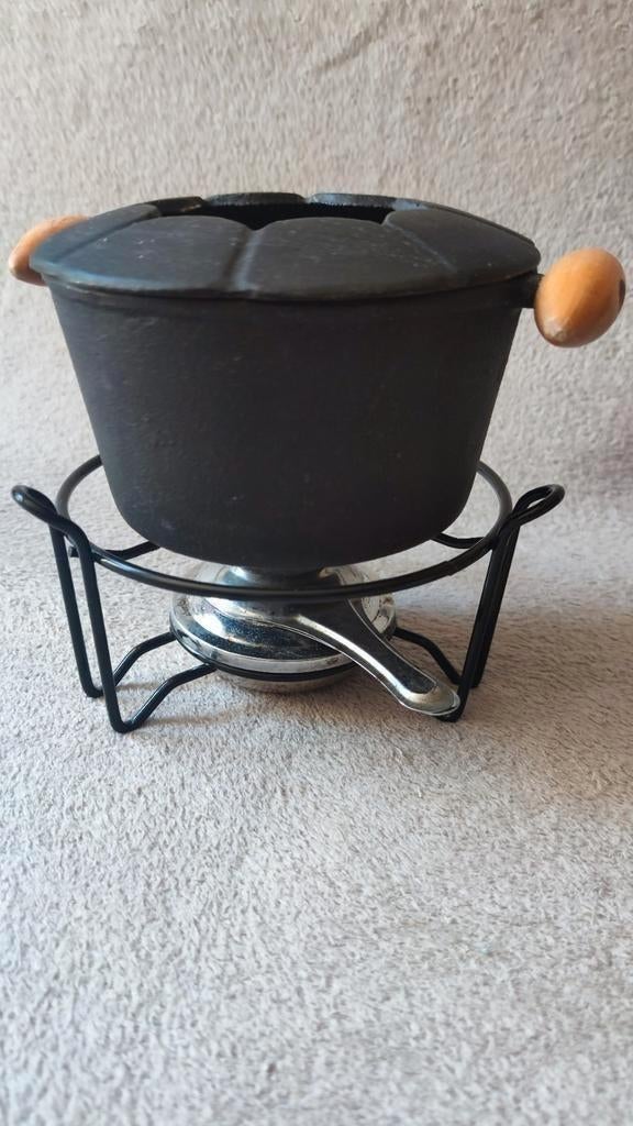 Fondueset - gietijzeren pan, onderstel, brander en vorkjes, Huis en Inrichting, Keuken | Potten en Pannen, Ophalen of Verzenden