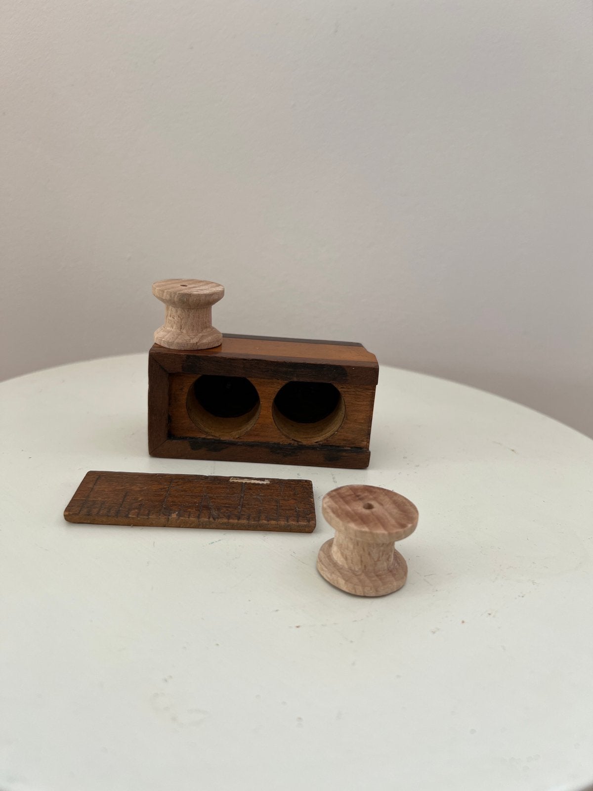 Vintage Houten Naaicaddy met Garenklossen en Liniaal, Ophalen of Verzenden