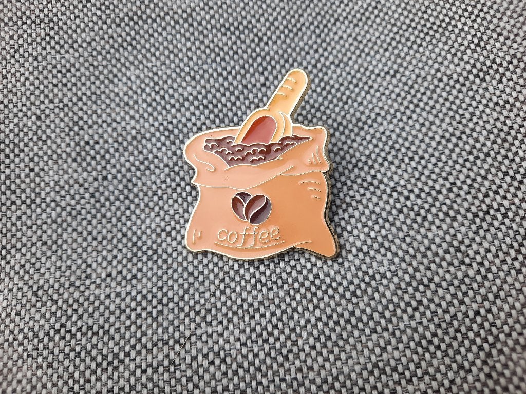 1 mooie pin van een zak koffie te koop, Verzamelen, Ophalen of Verzenden, Nieuw, Overige onderwerpen, Speldje of Pin