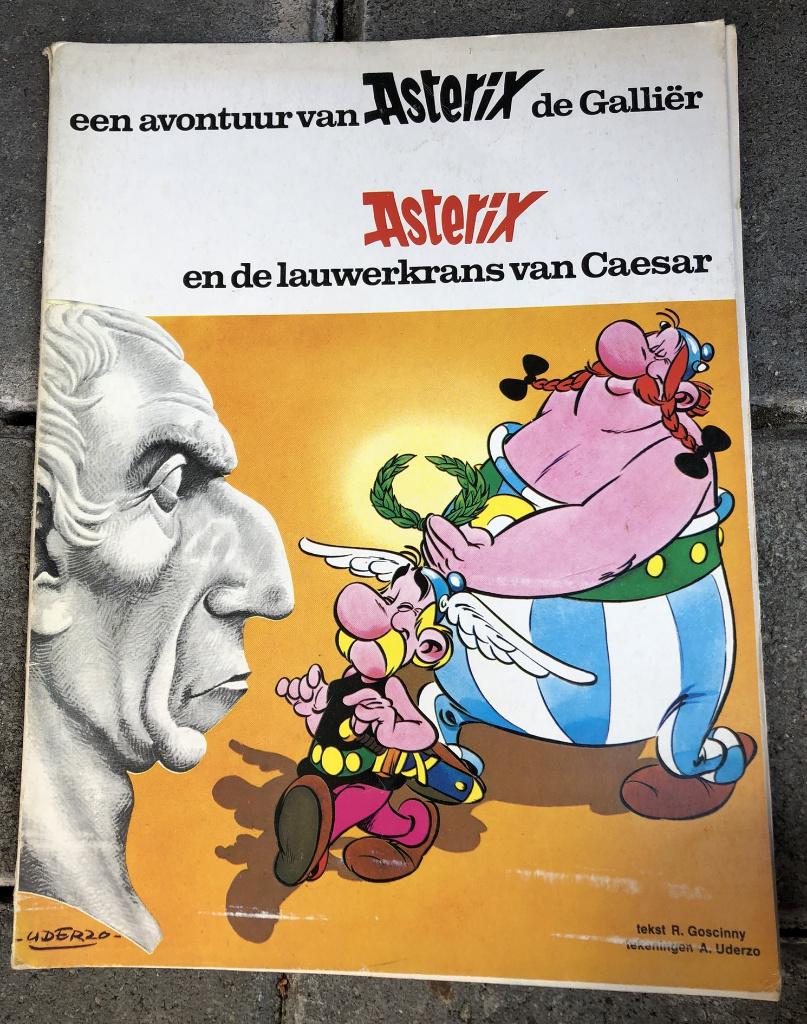 Asterix en de Lauwerkrans van Caesar - gebruikte staat, Gelezen, René Goscinny en Albert Uderzo, Eén stripboek, Ophalen of Verzenden