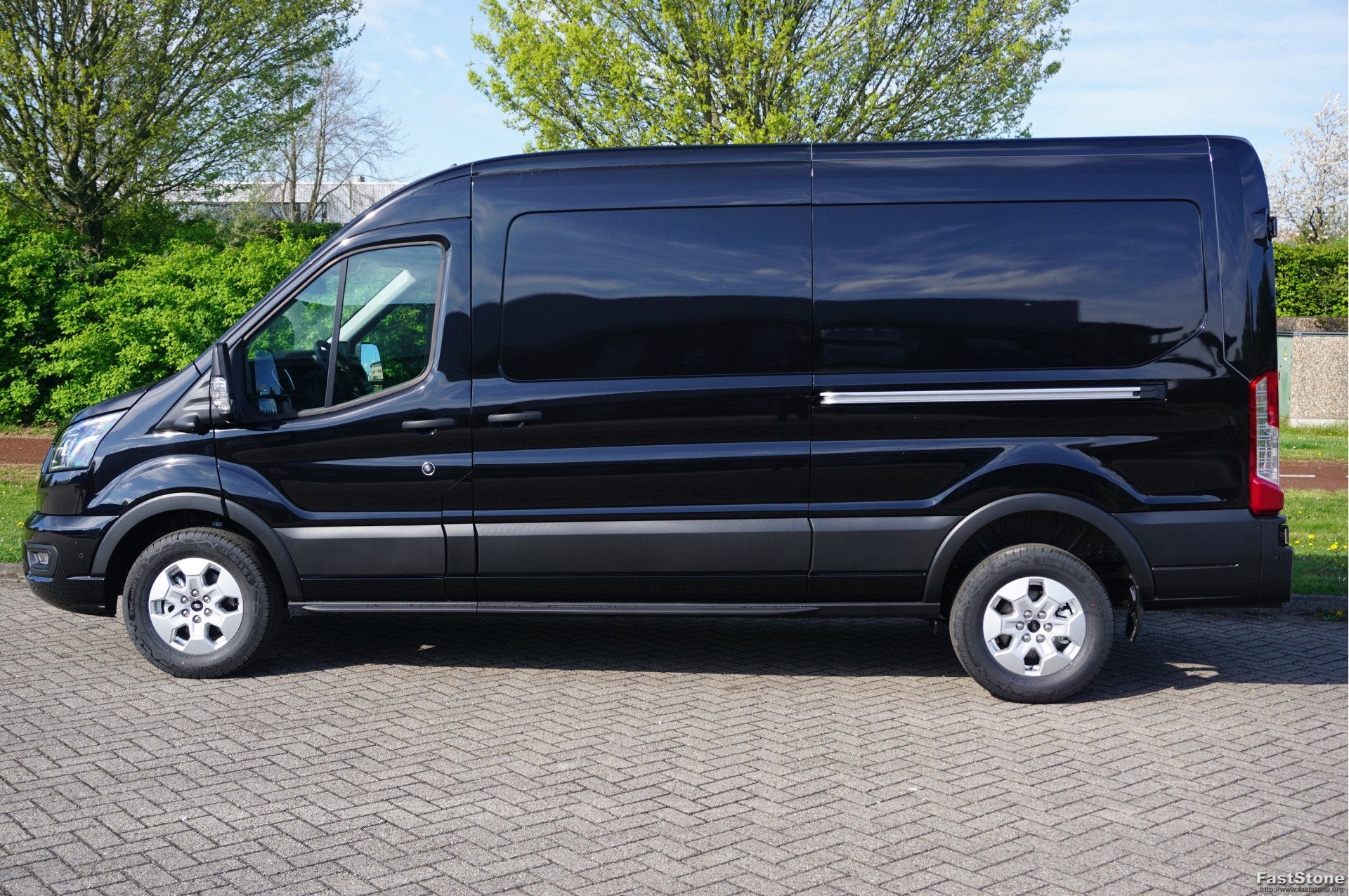 Ford Transit 350L L3H2 Limited AUT-8 165PK BPM VRIJ Navi, Ad, 4 cilinders, 2800 kg, Zwart, Bedrijf