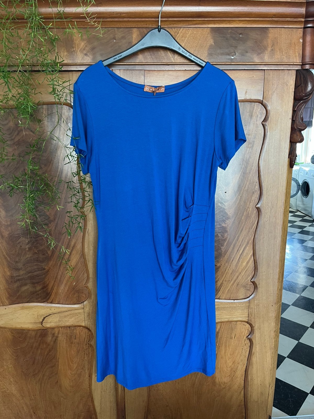 Prachtige korenblauwe jurk van Mooij maat M, Kleding | Dames, Ophalen of Verzenden, Zo goed als nieuw, Onder de knie