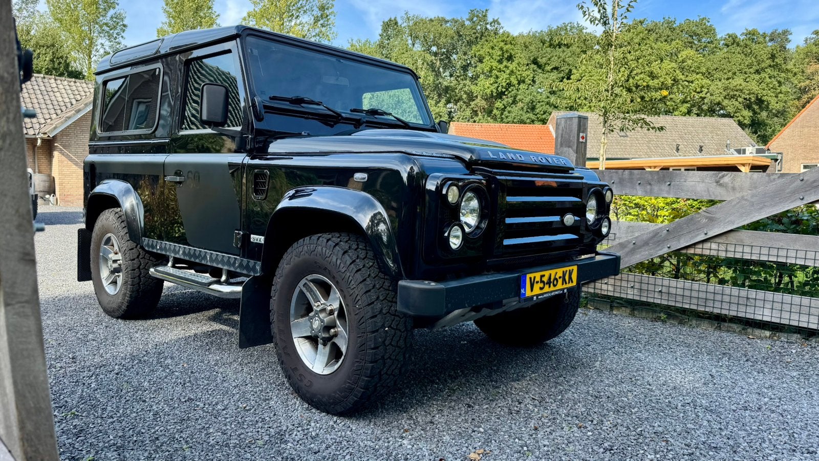 Land Rover Defender 2.4 TD 90 SW SVX 60 | 126.057 km, Auto's, Stoelverwarming, Zwart, 4 cilinders, Leder en Stof
