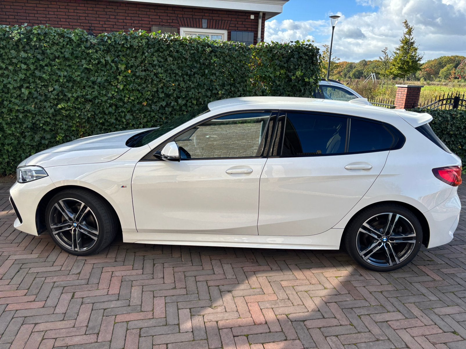 BMW 1-Serie 118i 140pk Aut 2020 Wit incl bmw service, Dealer onderhouden, 15 km/l, Leder en Stof, Wit