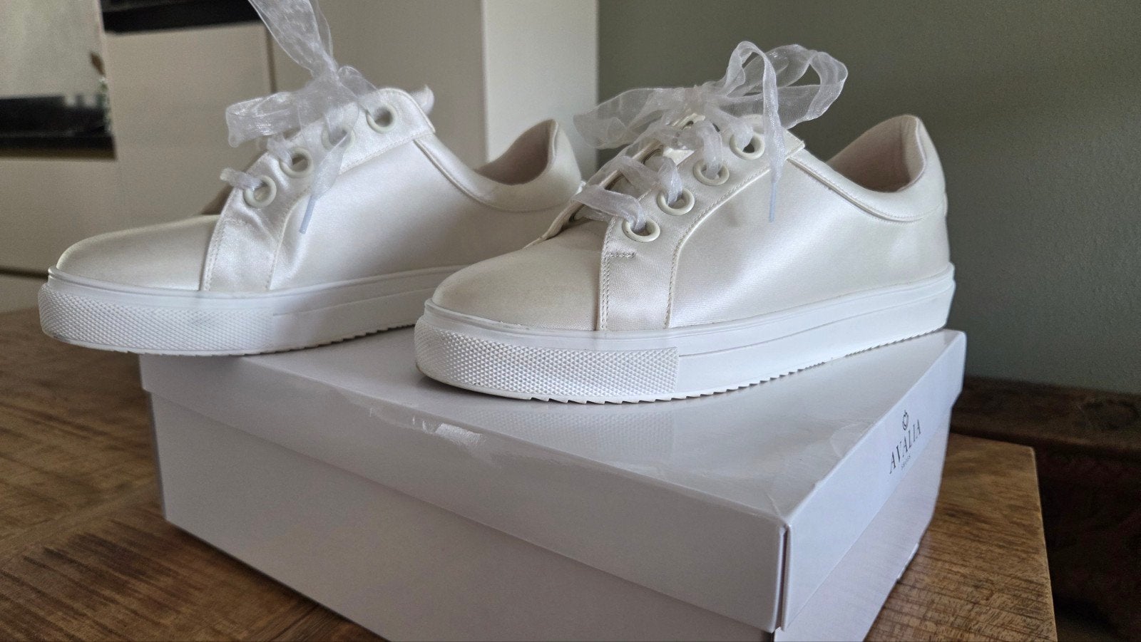 Bruidsschoenen sneakers - maat 39, Ophalen of Verzenden, Zo goed als nieuw, Wit, Sneakers of Gympen