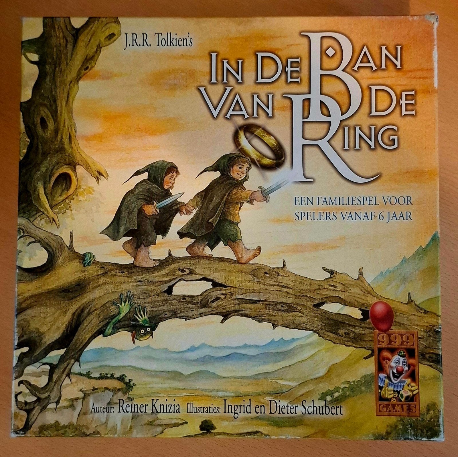 J.R.R. Tolkien's In de Ban van de Ring familiespel, Drie of vier spelers, Ophalen of Verzenden, Zo goed als nieuw, 999 Games