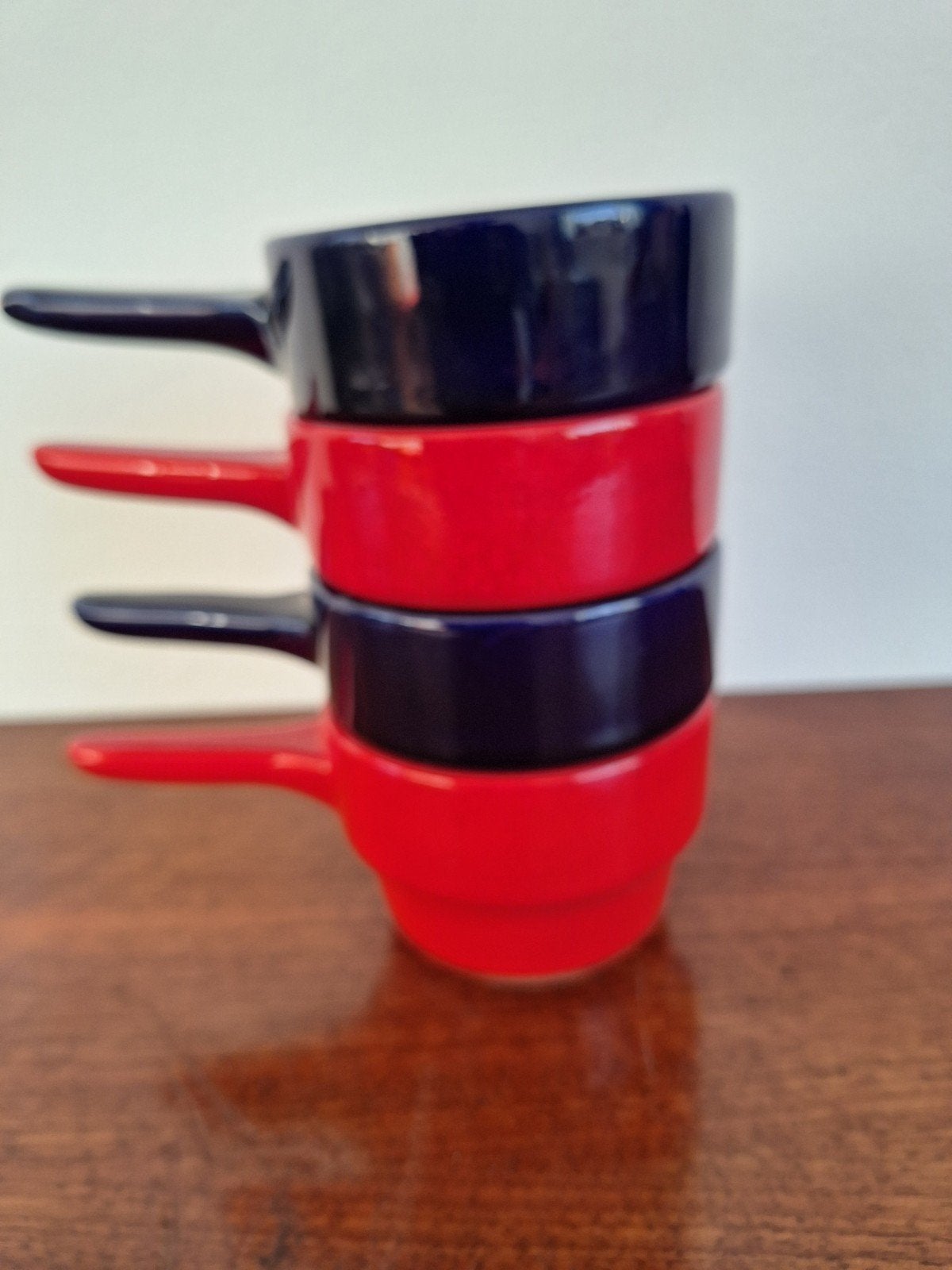 4 x kleine kommen met handvat rood en diepblauw, Ophalen of Verzenden, Keramiek, Vintage, Kom(men)