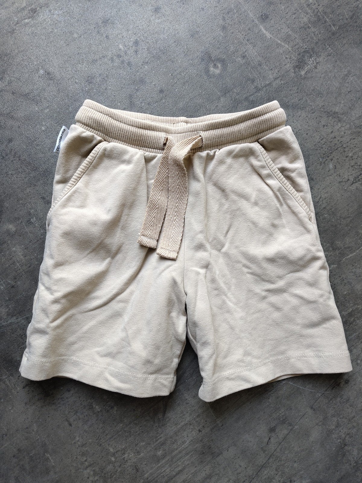 Zandkleurige short merk Mingo maat 1-2 jaar Als nieuw, Broekje, Jongetje of Meisje, Ophalen of Verzenden, Zo goed als nieuw