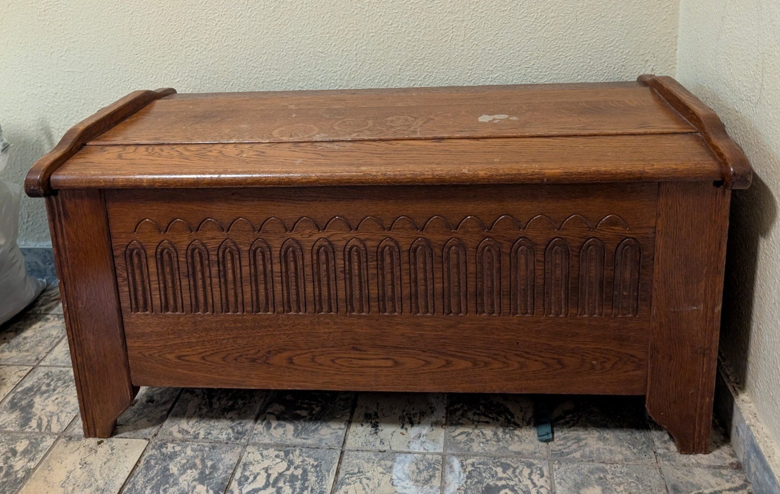 Houten kist met decoratief houtsnijwerk, Ophalen
