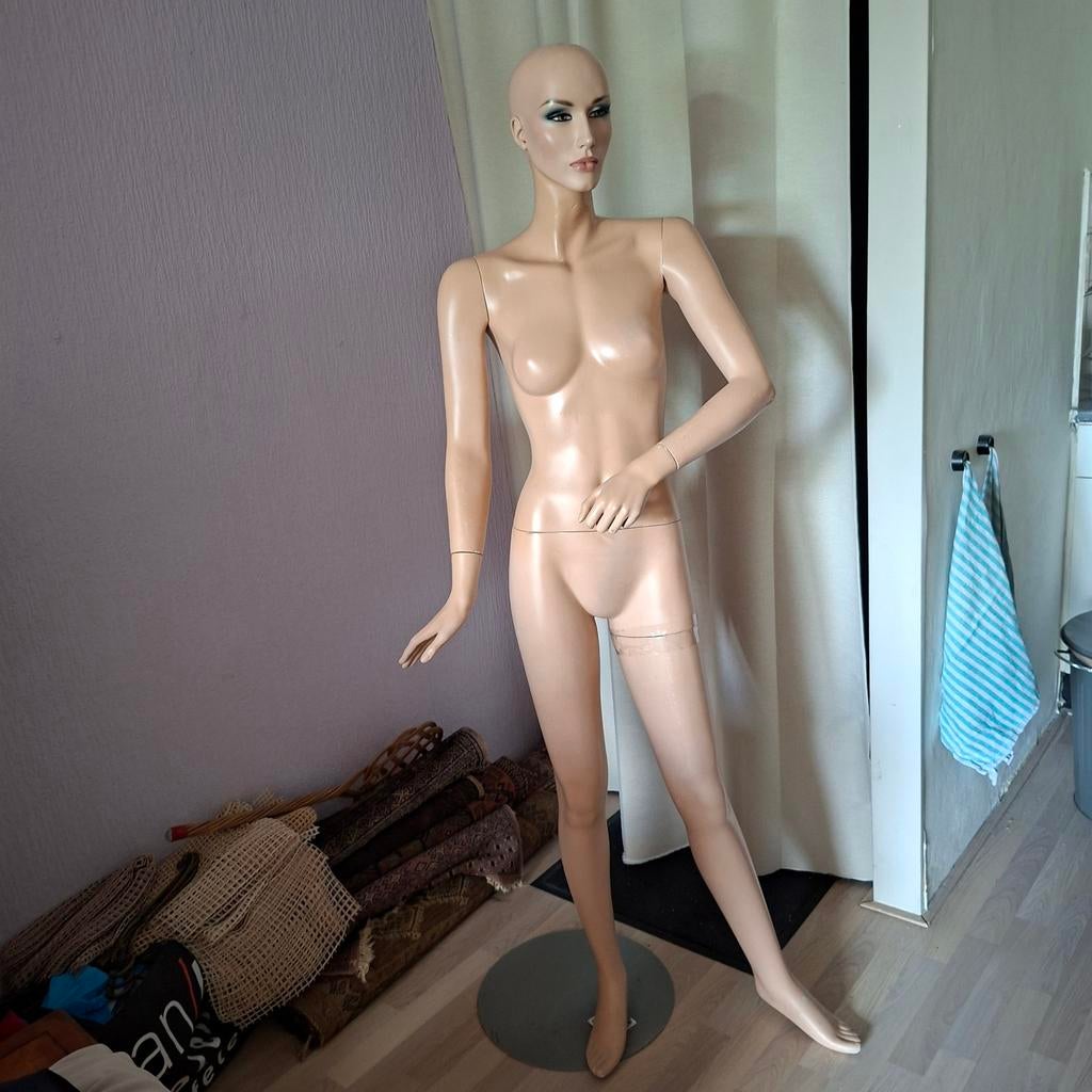 Stijlvolle etalagepop met make-up - perfect voor winkels, Kleding | Dames, Overige Dameskleding, Ophalen