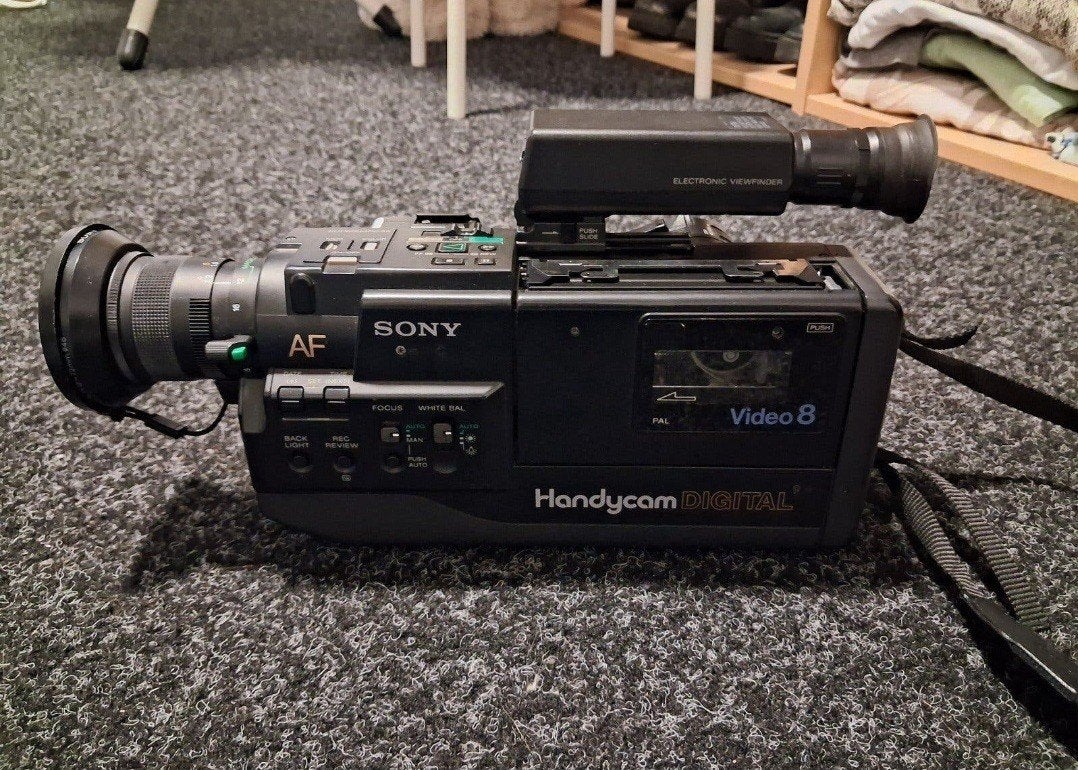 Foto 4 van Sony Handycam Digital Video 8 Camera - Vintage