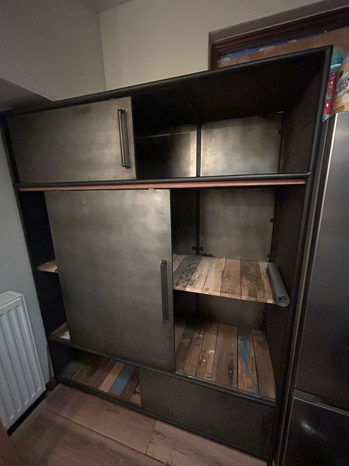 Industriële Kast, Ophalen