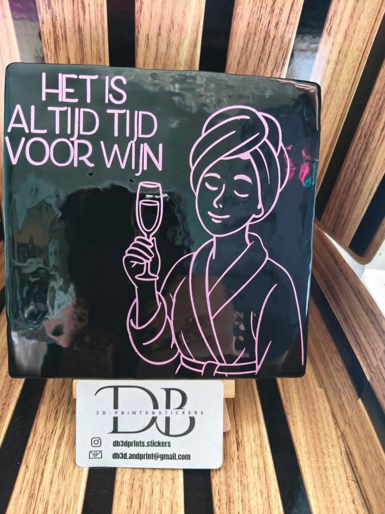 Tegeltje 13x13 "Het is altijd tijd voor wijn", Huis en Inrichting, Woonaccessoires | Tekstborden en Spreuken, Ophalen of Verzenden