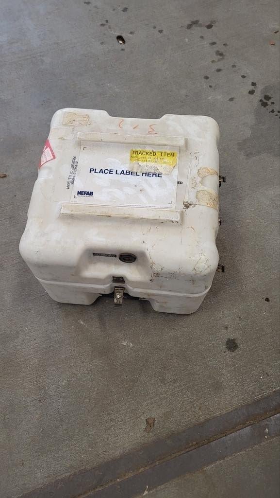 Defensie Kist flightcase kunsstof Stapelbaar Dubbelwandig, Ophalen of Verzenden, Gebruikt