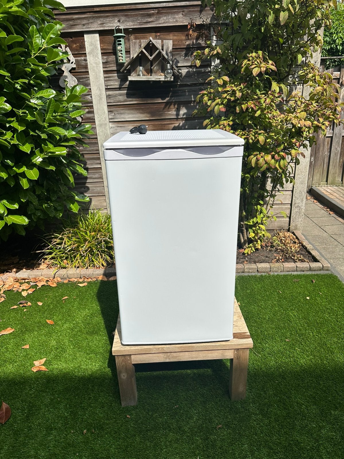 Compacte tafelmodel koelkast met vriesvak, Witgoed en Apparatuur, Minder dan 85 cm, 100 tot 150 liter, Ophalen of Verzenden, Zo goed als nieuw