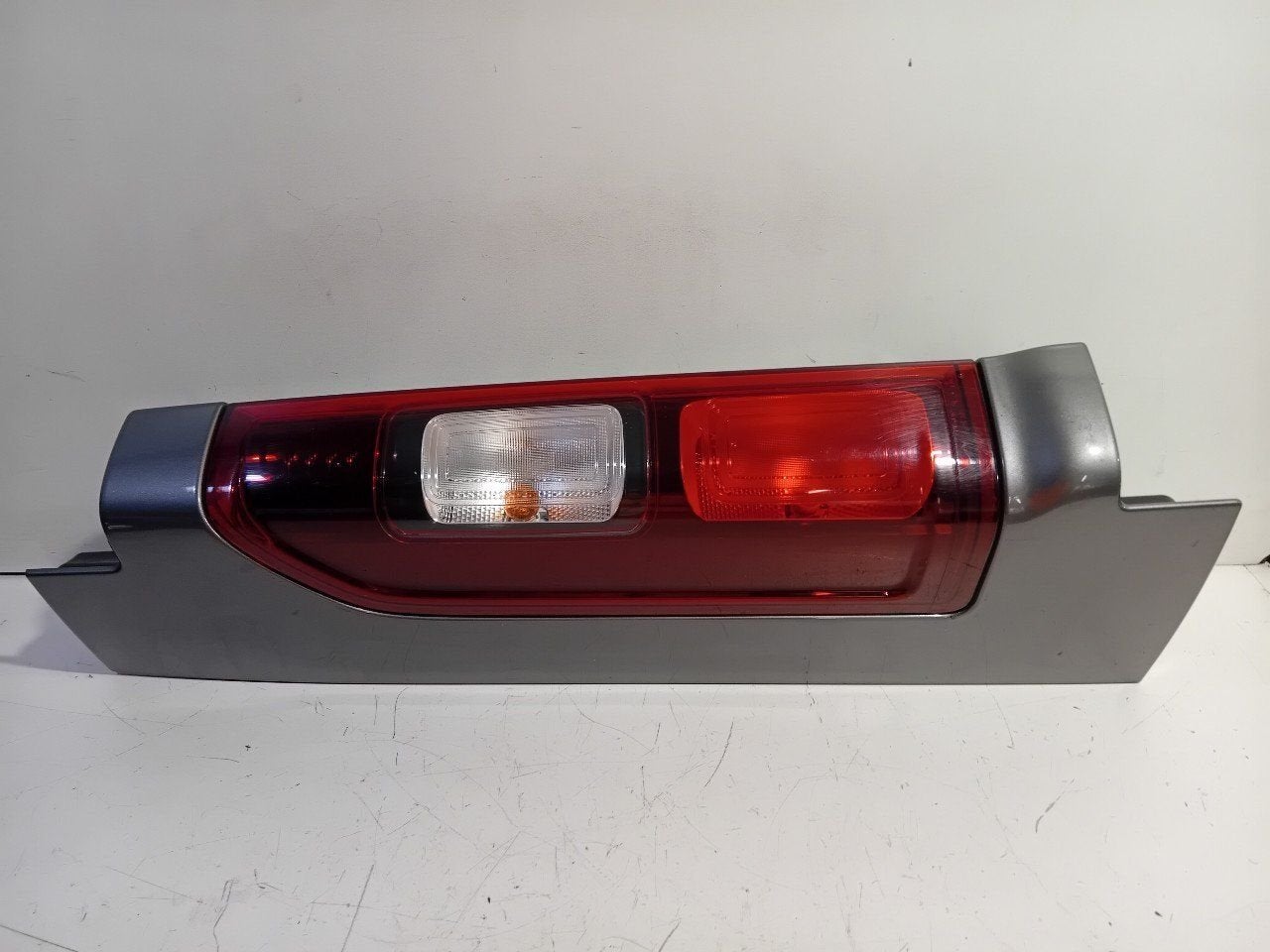 Achterlicht links buiten Renault Trafic, Auto-onderdelen, Verlichting, Renault, Gebruikt, Herkomst onderdeel bekend, 12 maanden garantie
