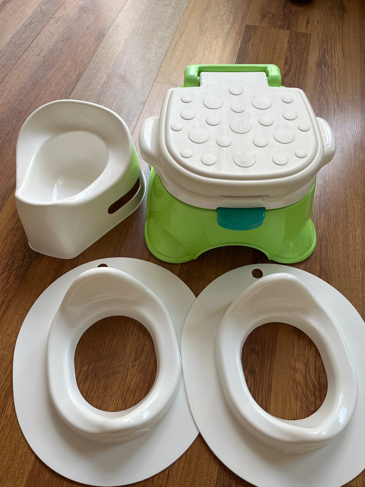 2 plaspotjes, waarvan 1 met muziek en toiletverkleiners, Ophalen of Verzenden, Gebruikt