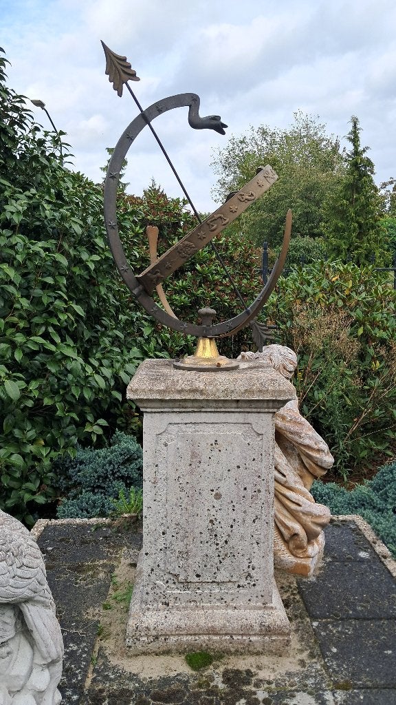 armillair-zonnewijzer op een stenen sokkel, Ophalen, Gebruikt, Beton, Overige typen