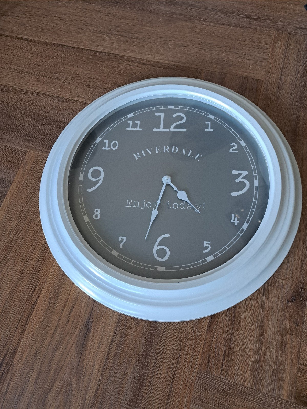 Riverdale Wandklok - Wit/Grijs - "Enjoy today!", Ophalen, Gebruikt, Wandklok