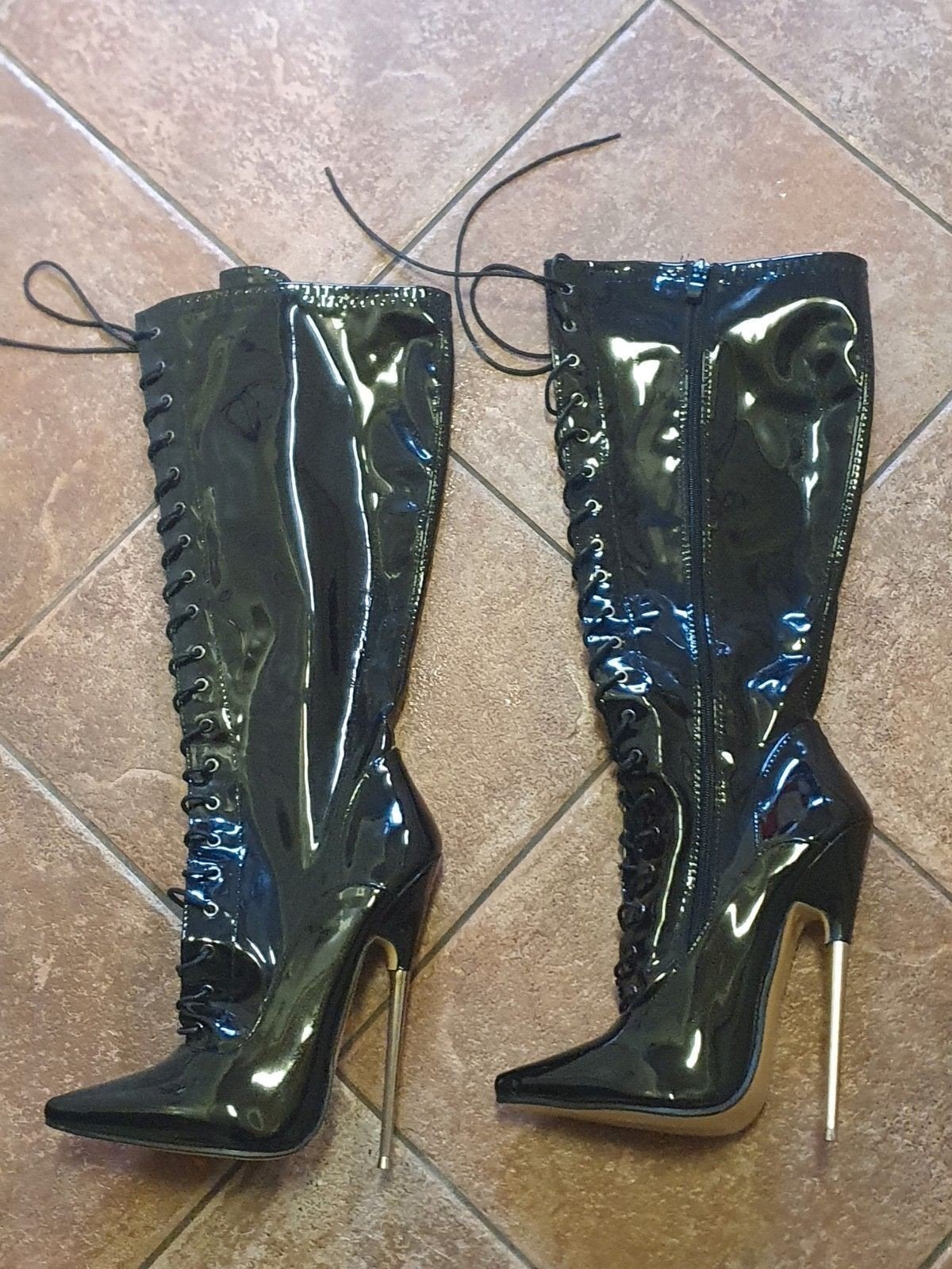 Zwarte sexy kinky bdsm laklaarzen met hoge stalen hak. Mt.43, Ophalen of Verzenden, Zo goed als nieuw, Zwart, Hoge laarzen