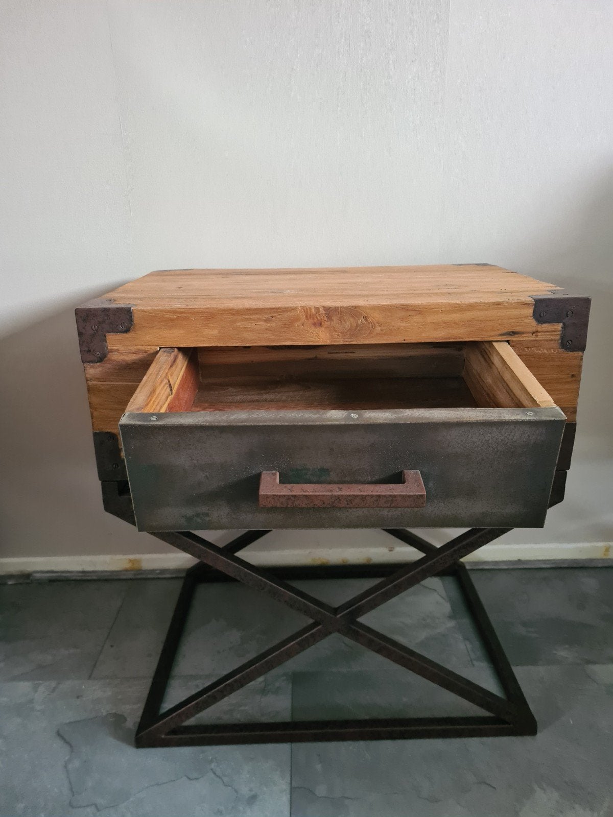 2 Nachtkastjes van Mango Hout en IJzer, Ophalen, Gebruikt, 55 tot 70 cm, 45 tot 65 cm