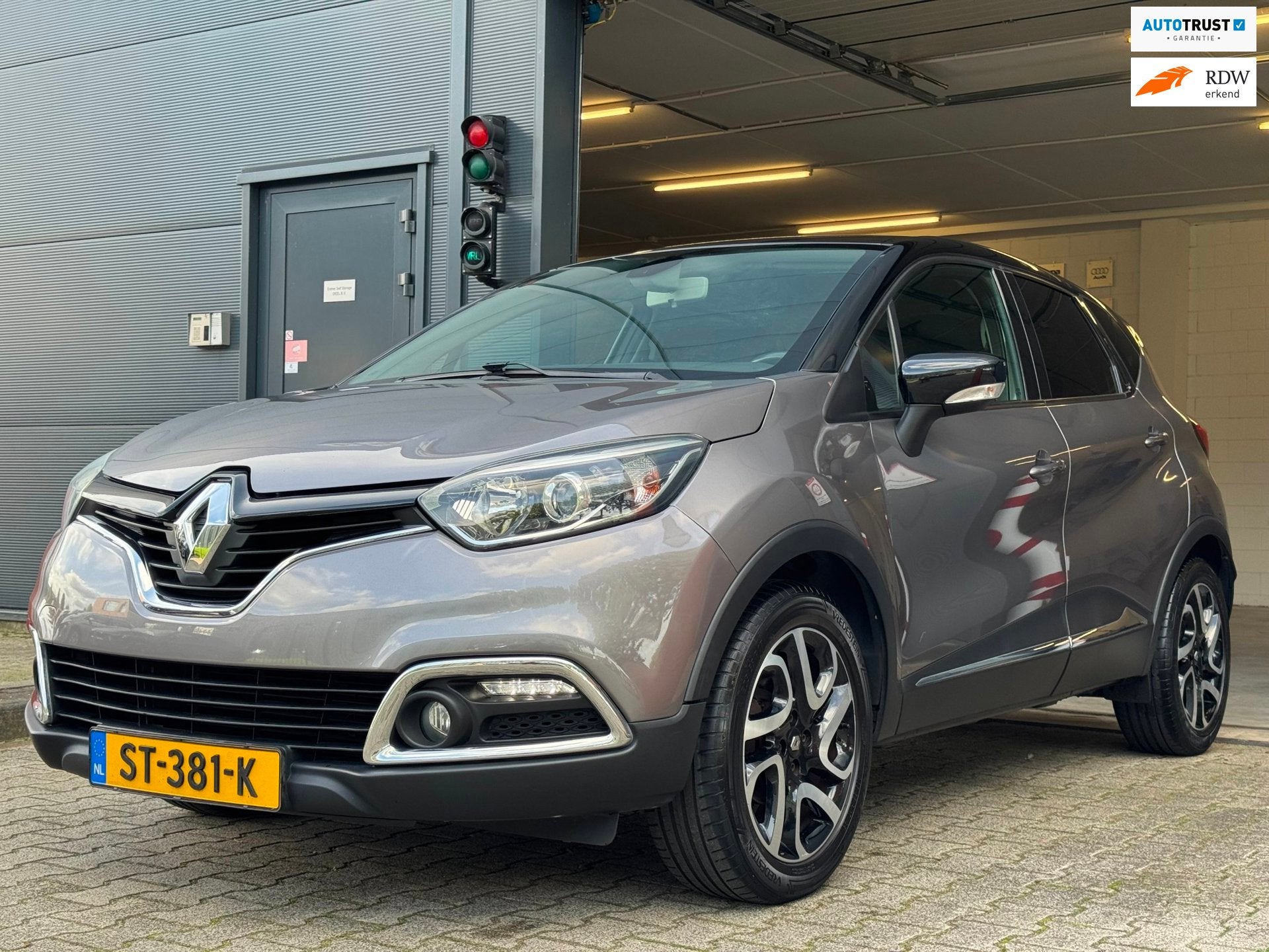 Renault Captur 0.9 TCe Helly Hansen / TREKHAAK / KEYLESS / C, Auto's, Voorwielaandrijving, Gebruikt, Huisgarantie, Met garantie (alle)