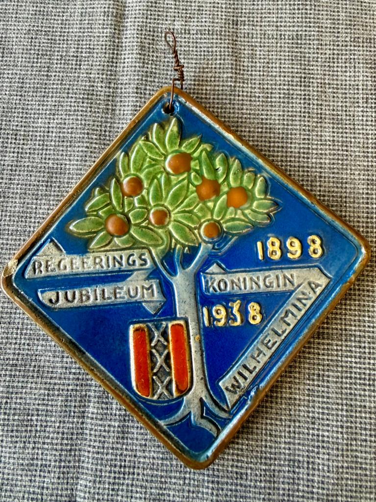 Antieke Wilhelmina jubileumtegel 1938 – Goedewaagen Gouda, Ophalen of Verzenden, Gebruikt, Overige typen