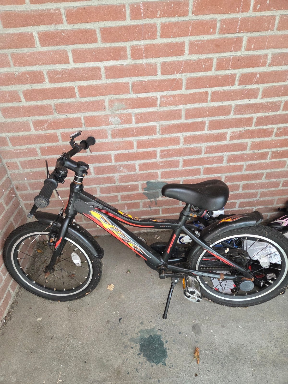 Kinderfiets 16 inch - Zwart met vlammen, Fietsen en Brommers, Fietsen | Kinderfietsjes, Ophalen