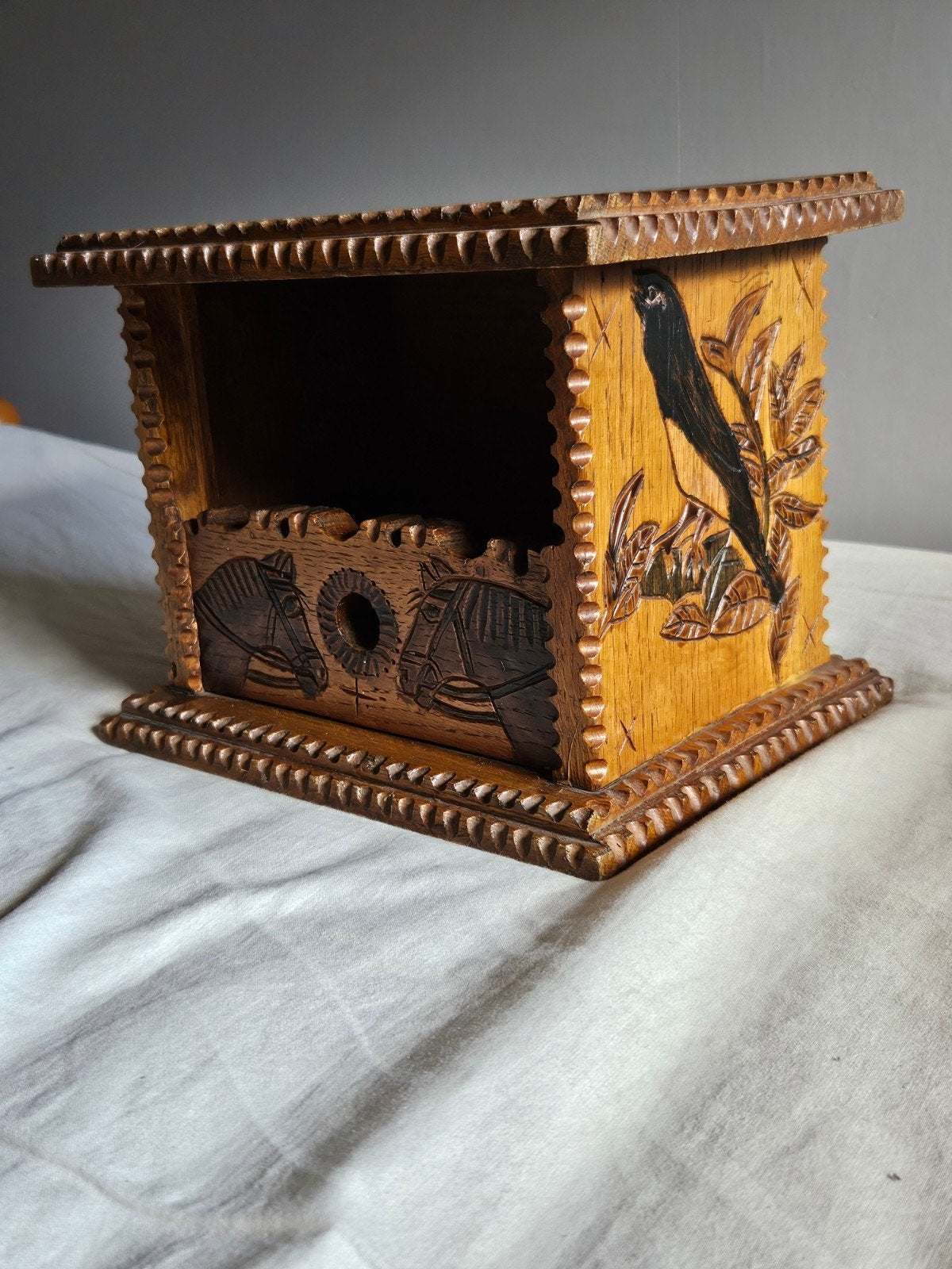 Antieke friese gesneden houten stoof met dierenmotieven, Ophalen of Verzenden