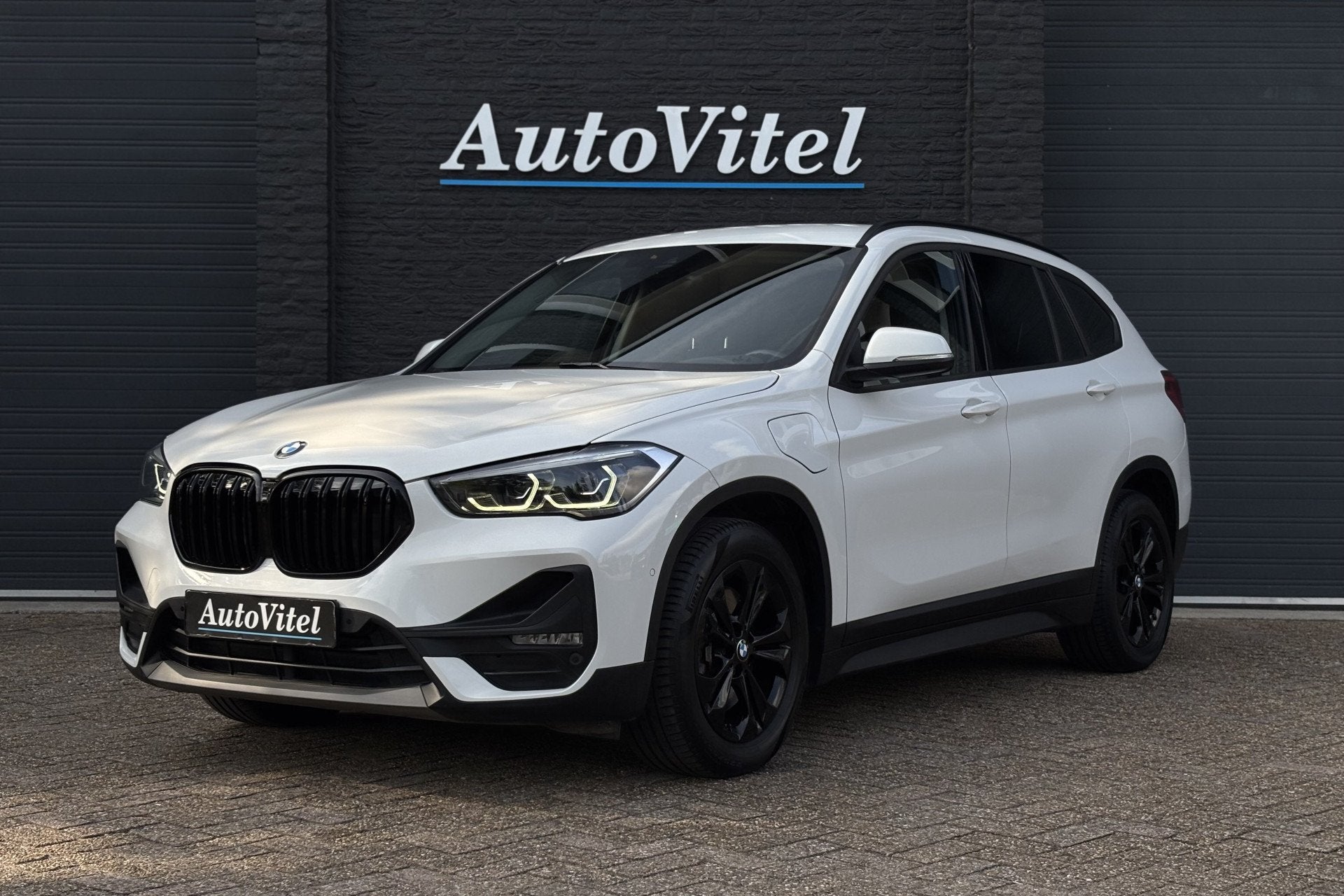 BMW X1 xDrive25e | Camera | Elektrische Klep | LED | PDC V +, Auto's, BMW, Stof, Gebruikt, 95 pk, Wit